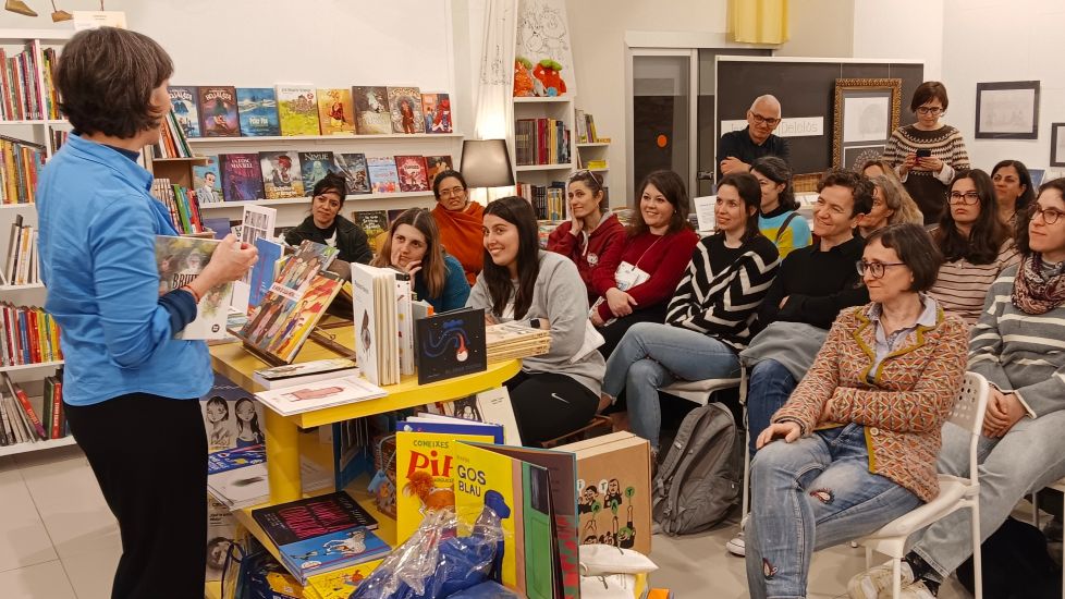 Visita de les alumnes del màster de Biblioteca Escolar de la UB
